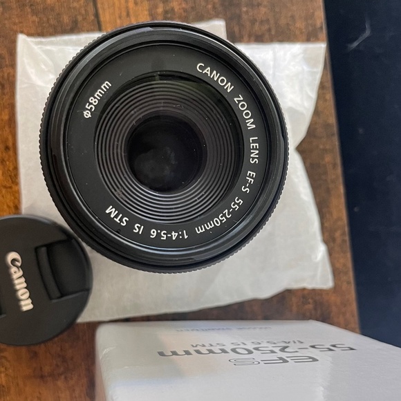 Canon T8i Camera - Picture 4 of 8